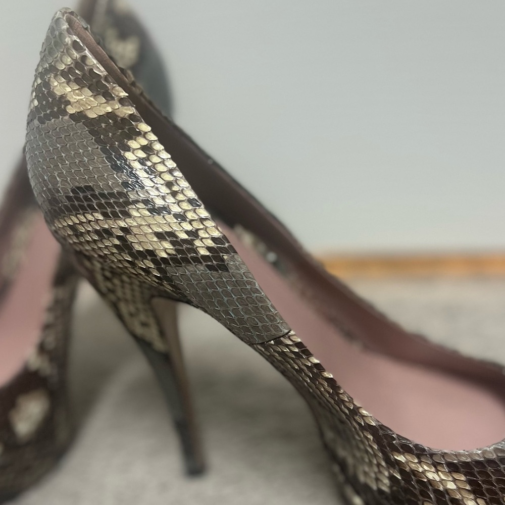 GUCCI
Python Animal Print Pumps - Picture 6 of 6